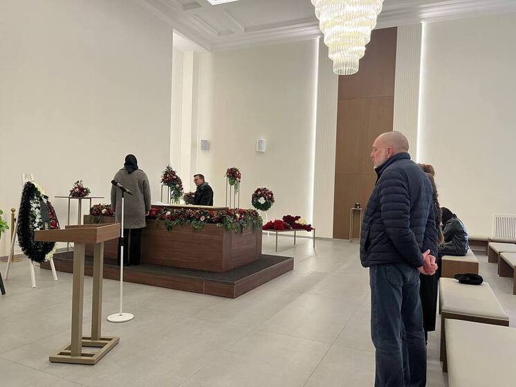 Петербург простился с актером Геннадием Ниловым. 1 октября в Центральном зале на Большой Охте близкие, коллеги и поклонники собрались, чтобы проводить в последний путь любимого человека.