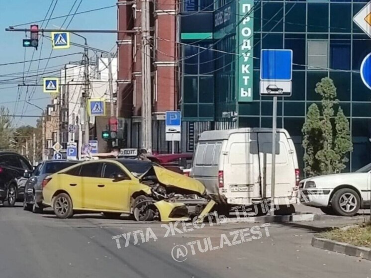 Иномарку смяло после ДТП на Болдина в Туле