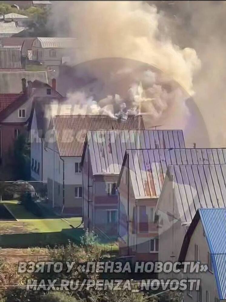 В Пензе, рядом с ТЦ «Коллаж», произошёл пожар в частном секторе