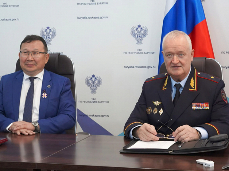 Главный полицейский Бурятии наградил главного казначея республики за помощь