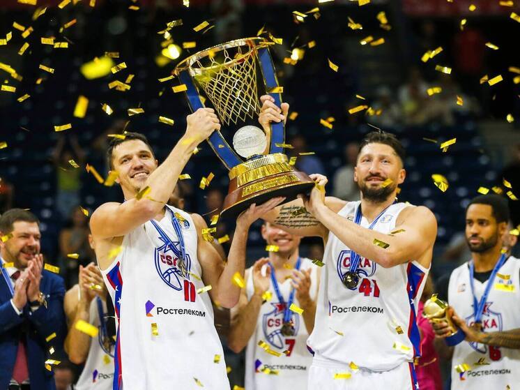 Московский ЦСКА – это гордость нашего баскетбола. Именно эта команда прорубила российскому баскетболу окно в Европу. Многие годы именно армейцы были и остаются законодателем мод в игре. Не покривив душой можно говорить и о том, что суперклубы, которые возникали, и которые есть сейчас – это тоже из-за ЦСКА, ведь надо же кому-то поколебать армейскую уверенность в себе