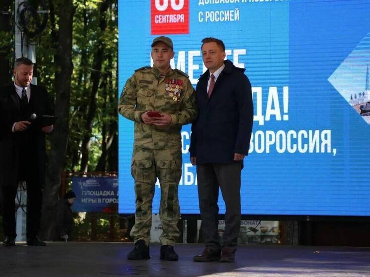Первый зампред Денис Боков вручил награды рязанцам на празднике в Лесопарке