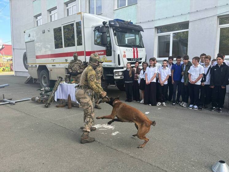 Узнали о подвигах военных РФ: в школе Симферополя прошел урок мужества