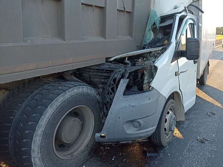 Грузовик протаранил сломанный FAW на 401 километре автодороги Р-22 «Каспий»: водитель в больнице