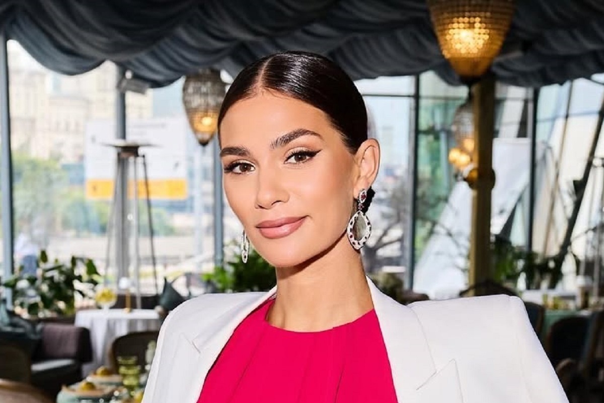 Супруга хоккеиста показала кусочек обнаженного тела