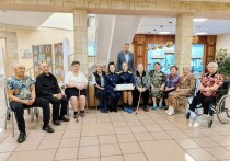 В День пожилого человека сотрудники Следственного комитета из Мурманска навестили бабушек и дедушек в Мурманском доме-интернате