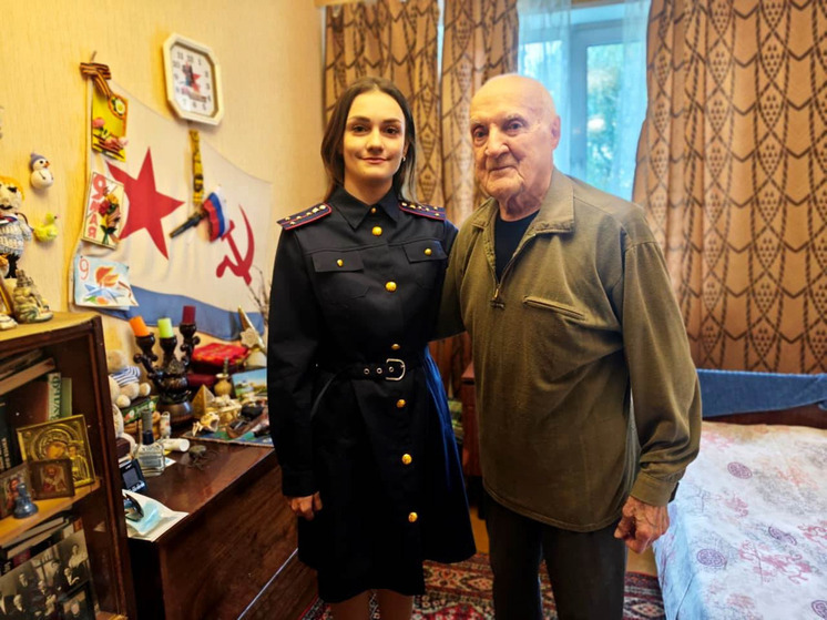 Орловские следователи навестили ветерана ВОВ в День пожилых людей