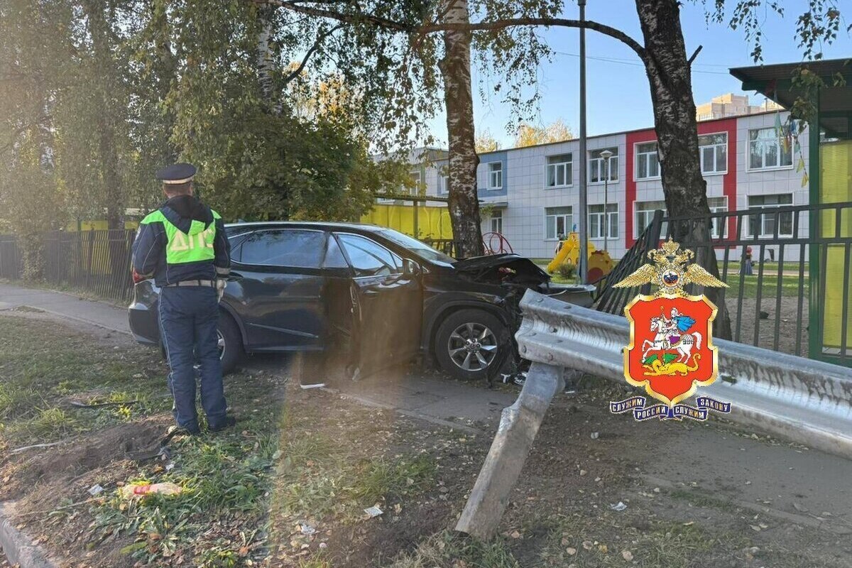 В подмосковных Химках водитель протаранил забор детского сада