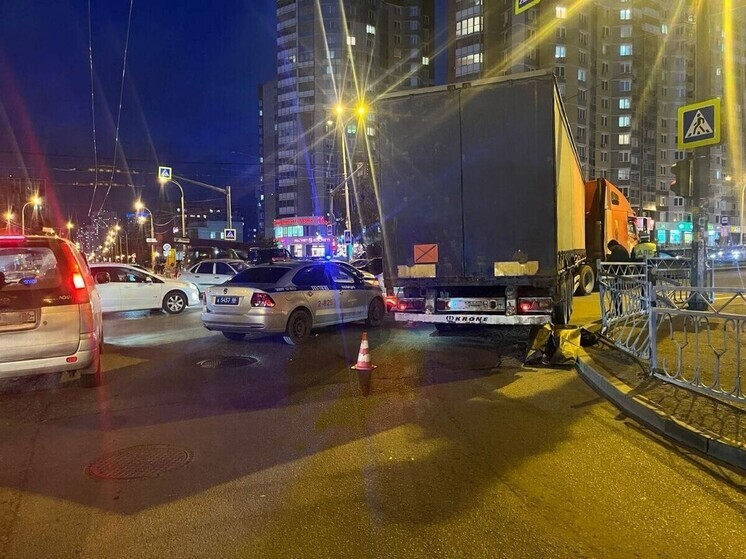 В Екатеринбурге грузовик совершил смертельный наезд на женщину