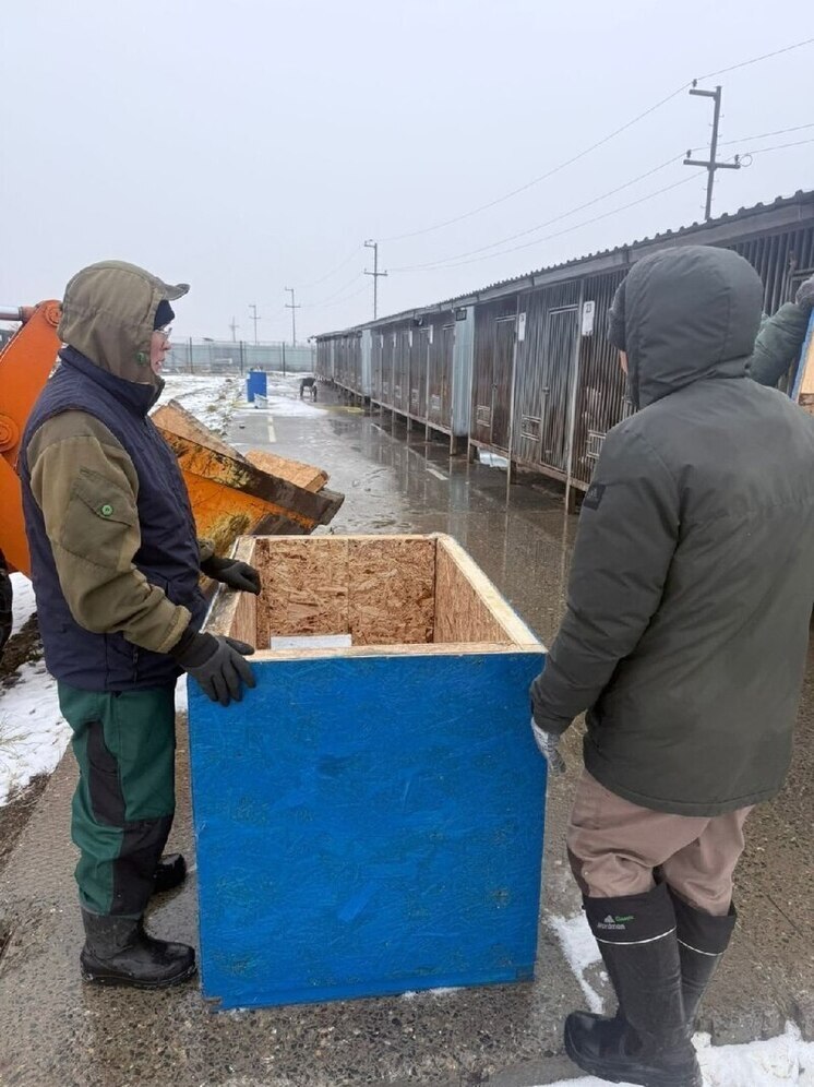 Теплые будки и 660 кг корма получили приютские животные Тазовского
