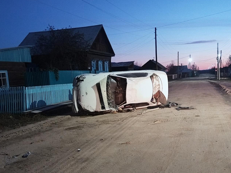 В Бурятии сельская автоледи без прав и пьяненькая не разъехалась на улице со столбом