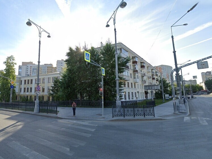 В Екатеринбурге каршеринговая машина сломала ограждение на перекрестке