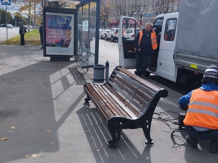 На остановках во Владимире устанавливают новые лавочки и урны