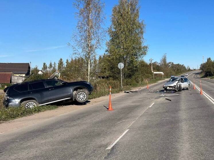 В Великом Новгороде водитель «ВАЗа» врезался в иномарку и попал в больницу