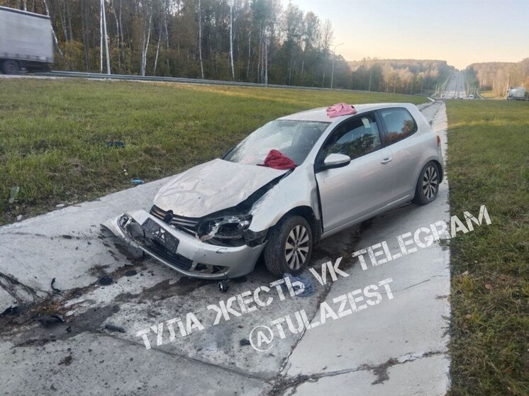 Водитель Фольксвагена перевернулся на трассе М-2 под Тулой