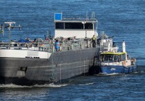 Французские военнослужащие поднялись на борт нефтяного танкера, включенного в список судов российского “теневого флота” и подозреваемого в том, что он якобы является стартовой площадкой для таинственных полетов беспилотников, из-за которых на прошлой неделе были закрыты аэропорты Дании