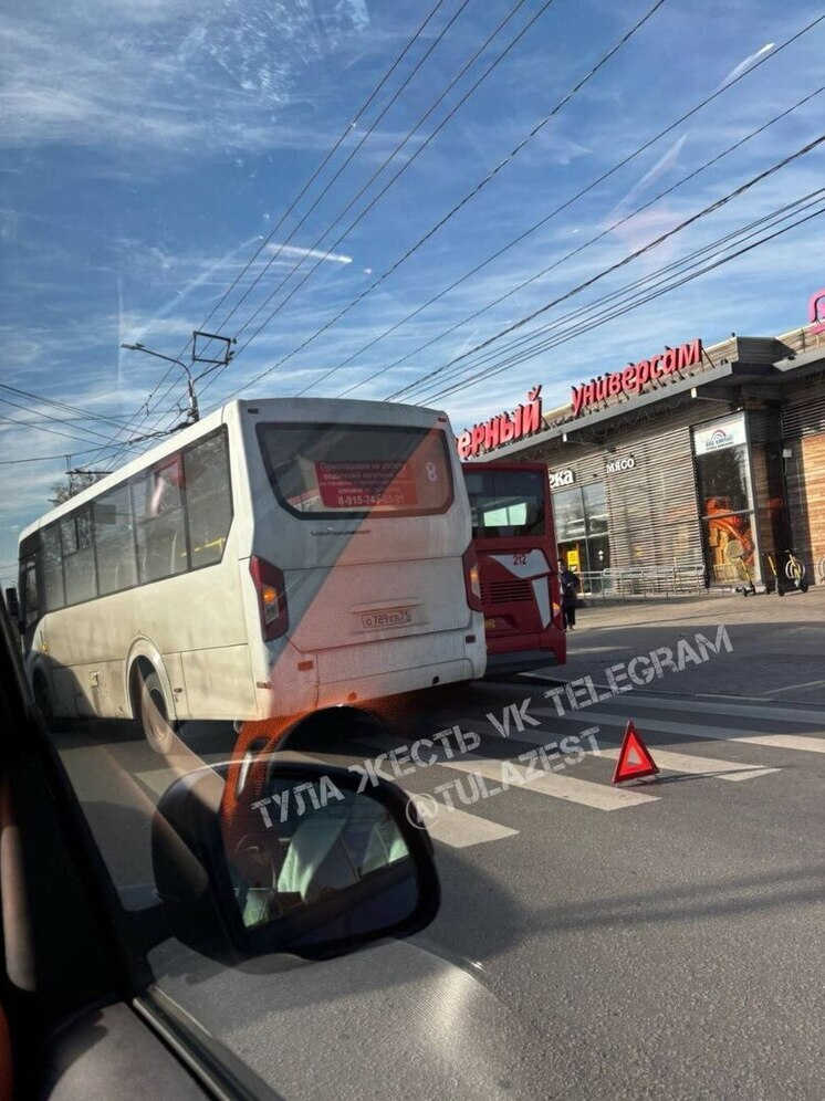 Два автобуса не поделили дорогу около универсама «Верный» в Туле