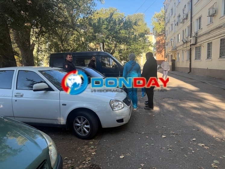 Ростовчане приехали забрать свои вещи из пятиэтажки с трещиной на Ивановского в Ростове