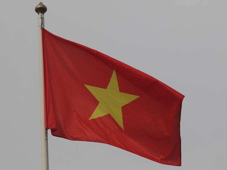 Вьетнамский художник за 34 года отрастил ногти длиной 5,9 метра