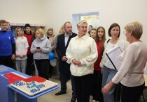 В поселке Розовка Куйбышевского муниципального округа состоялось торжественное открытие обновленной модельной библиотеки. Работы по модернизации учреждения прошли в рамках реализации национального проекта «Семья».