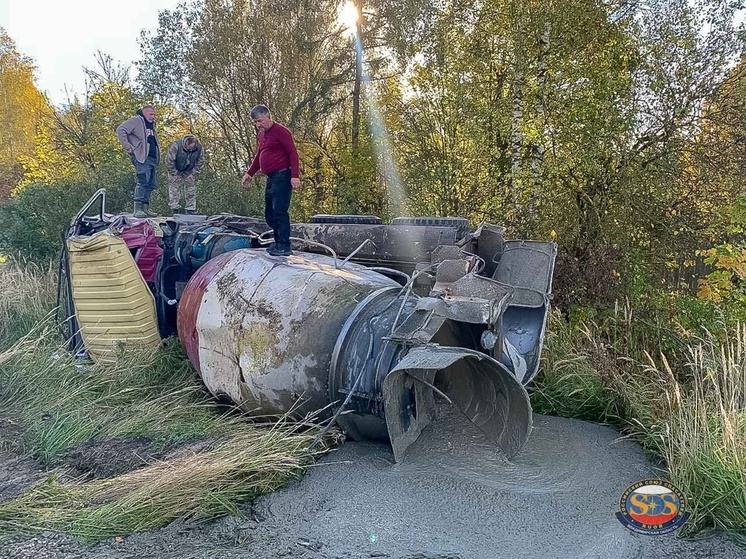 На трассе под Владимиром перевернулась бетономешалка