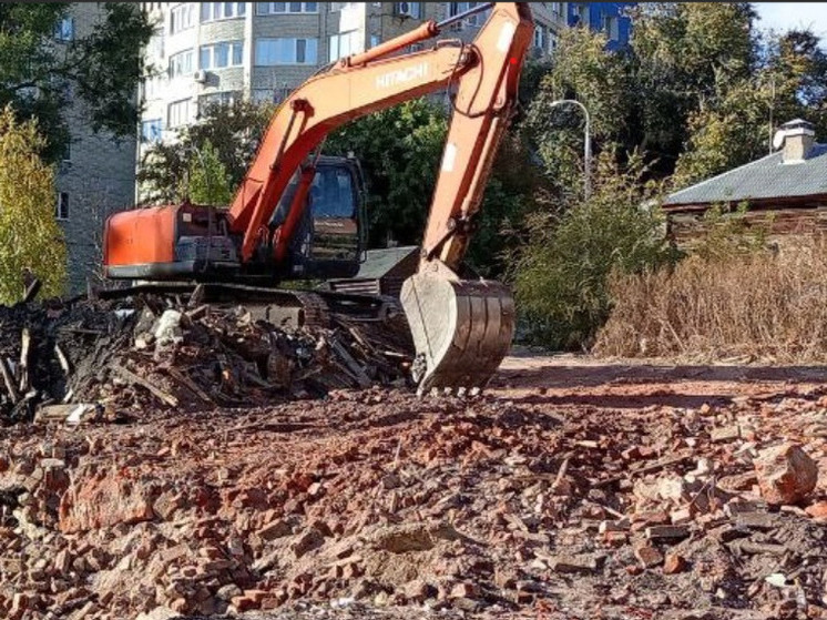 В Саратове снесут старый дом у сквера Первой учительницы