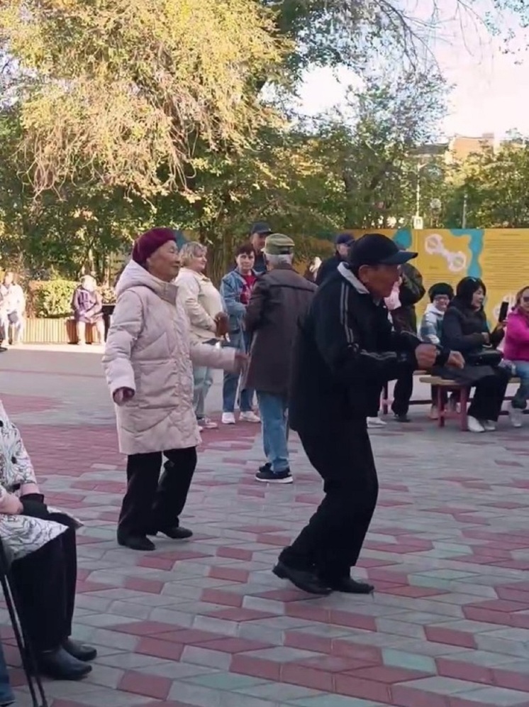 В Элисте прошел концерт ко Дню пожилых людей