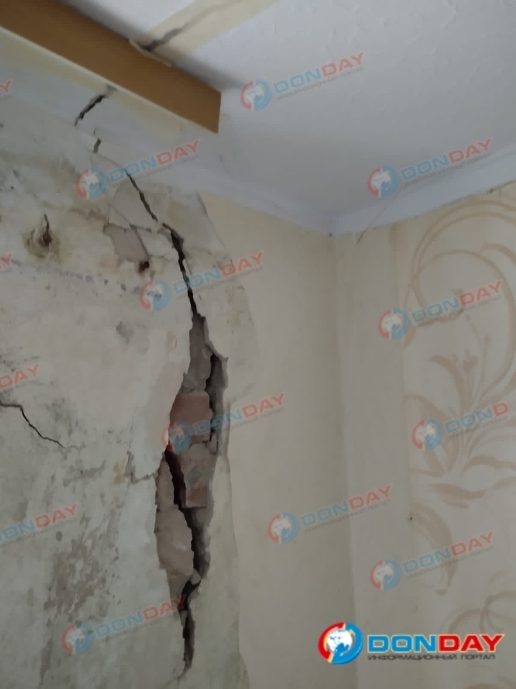 Жильцы дома на Ивановского в Ростове показали гигантскую трещину в стене