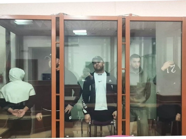 2 октября Свердловский областной суд признал виновными трех мигрантов из среднеазиатской страны, а также двух мужчин, которые имеют гражданство России и одной из среднеазиатских стран, в зависимости от роли каждого в убийстве, покушении на убийство и хулиганстве