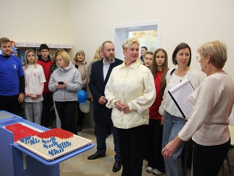В поселке Розовка Куйбышевского муниципального округа состоялось торжественное открытие обновленной модельной библиотеки. Работы по модернизации учреждения прошли в рамках реализации национального проекта «Семья».