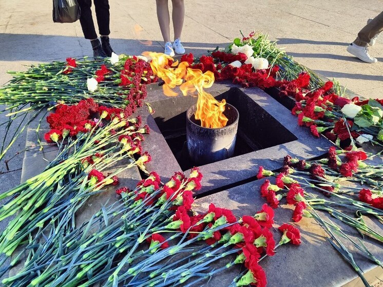 Петербургская полиция поймала подозреваемых в осквернении «Вечного огня» вандалов