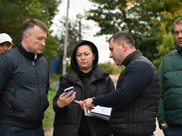 Глава Городского округа Серпухов Алексей Шимко совершил рабочий выезд в деревню Шепилово, жители которой жаловались на неприятный запах от местной птицефабрики
