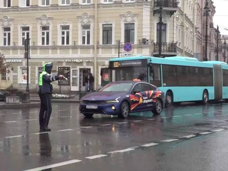  Масштабный рейд по такси провела Госавтоиспекция в Петербурге