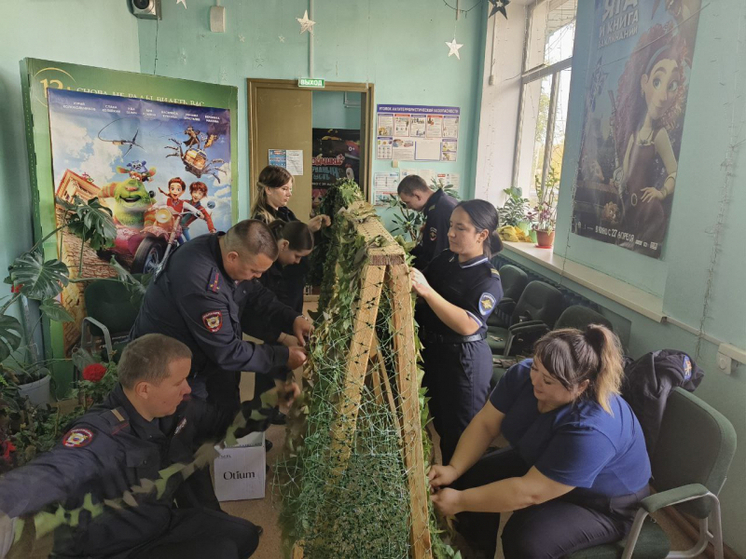 Балейские полицейские плетут маскировочные сети для бойцов СВО