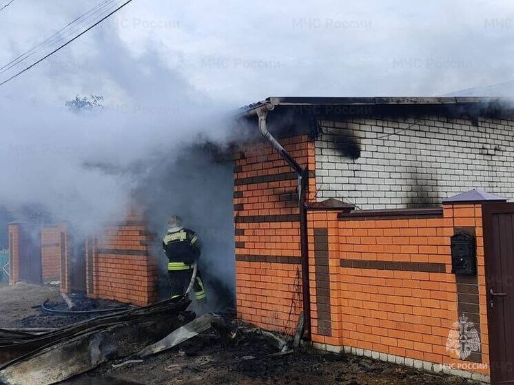 В Брянске на Островского сгорел гараж и автомобиль