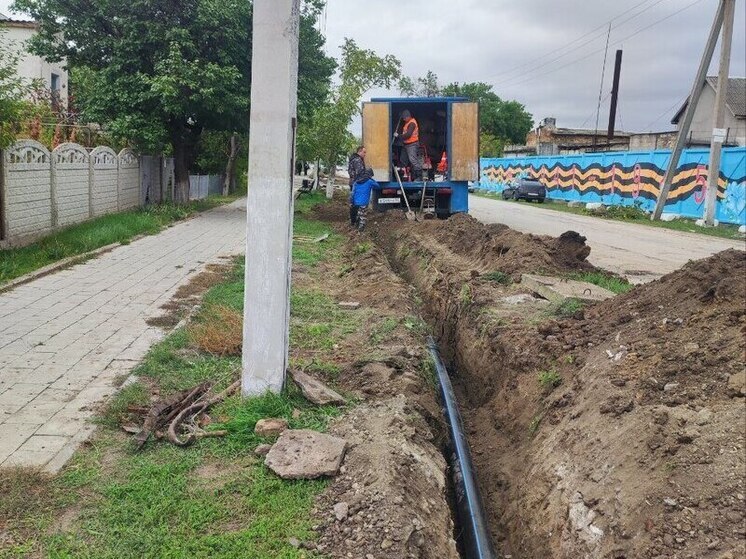 В крымском поселке Советский заменяют аварийный водовод