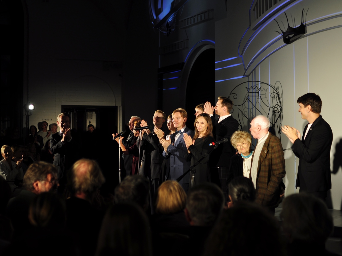 Актеры театра Современник на сборе труппы