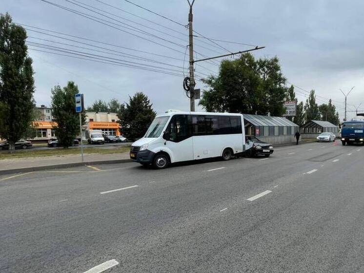 В Курске напротив Молочной кухни в ДТП с автобусом ранены два человек