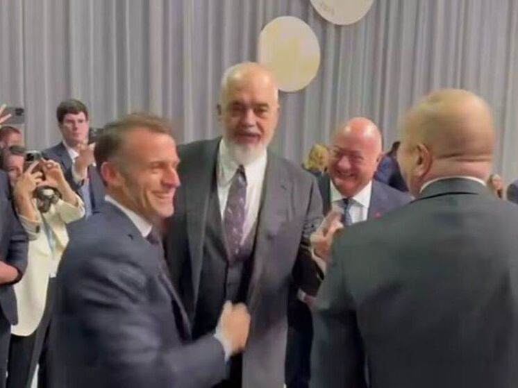 Премьер Албании Эди Рама пошутил про Трампа и получил шлепок от Макрона