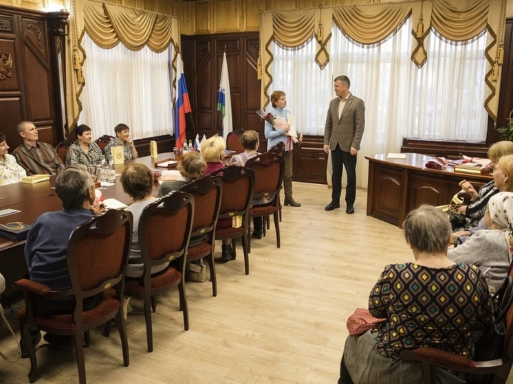 Ветеранам Тельвиски вручили благодарности Собрания депутатов