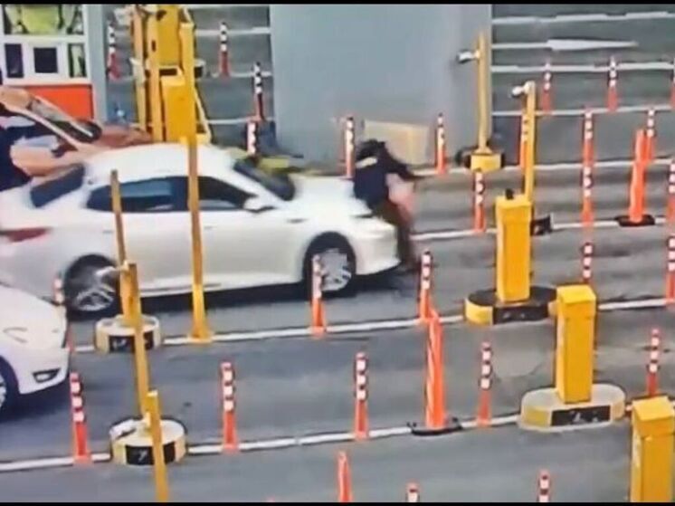 В аэропорту Шереметьево мигрант на машине сбил охранника, не оплатив парковку