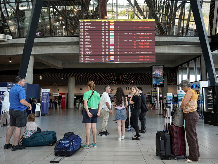 Генеральный директор лоукостерной британской компании Ryanair предупредил, что на следующей неделе рейсы более 100 тысяч пассажиров могут быть сорваны из-за забастовки профсоюза авиадиспетчеров во Франции