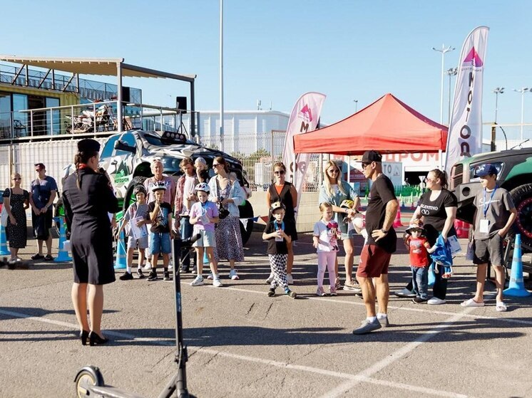 Госавтоинспекторы Сириуса провели спортивно-образовательное мероприятие для детей и их родителей