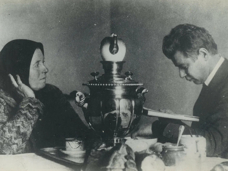 Sergei Yesenin with his mother Tatyana Fyodorovna, 1925.