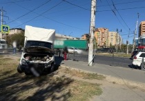 В Астрахани произошло дорожно-транспортное происшествие на перекрестке улиц Николая Островского и Кирова, в результате которого пострадали два несовершеннолетних пешехода
