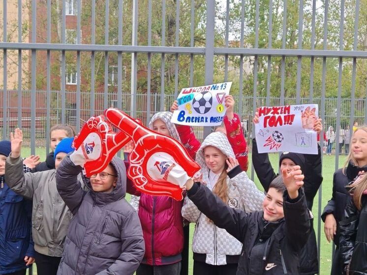 На отремонтированной спортивной площадке «Единая Россия» провела футбольный матч