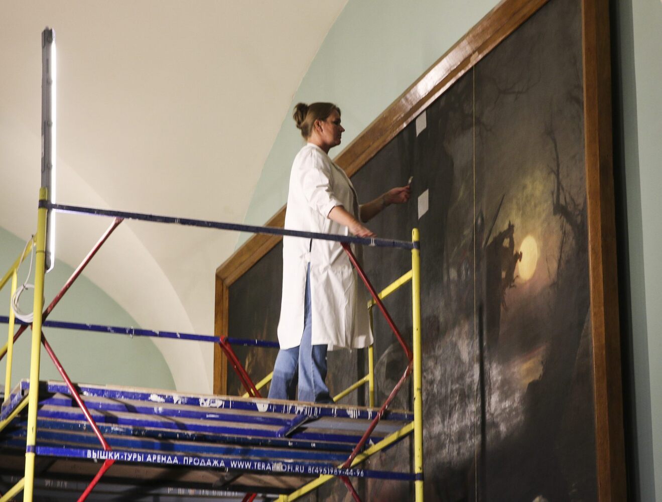 Посетителям ГИМа показывают реставрацию масштабных полотен: фоторепортаж