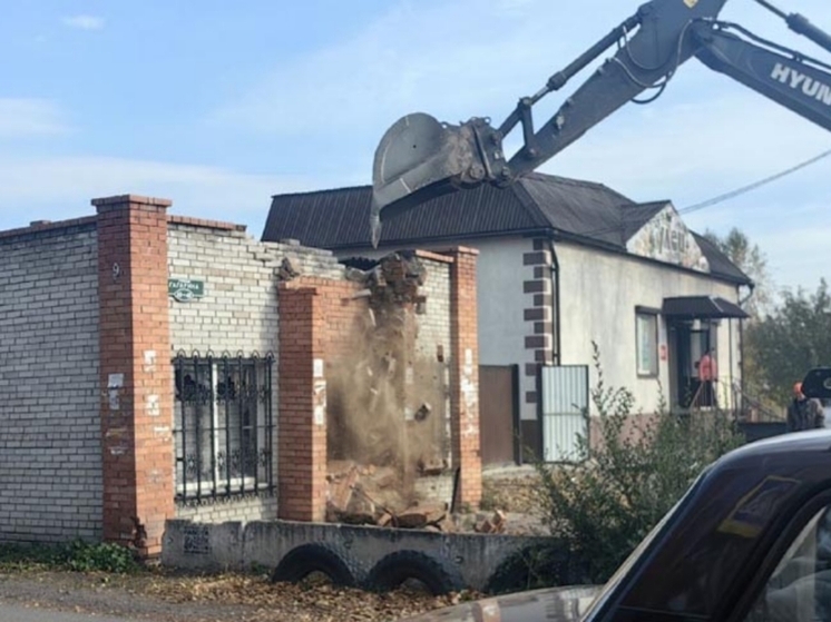 В Абакане магазин на Гагарина ушел под ковш