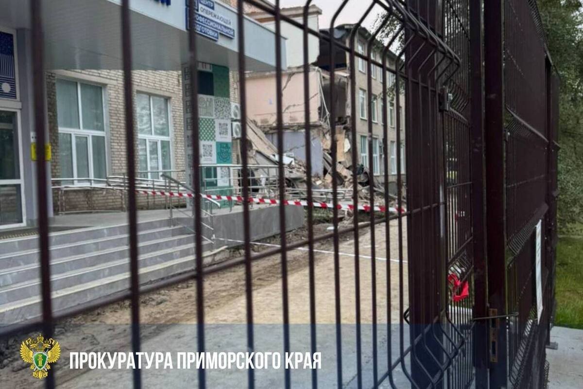Во Владивостоке произошло обрушение здания колледжа