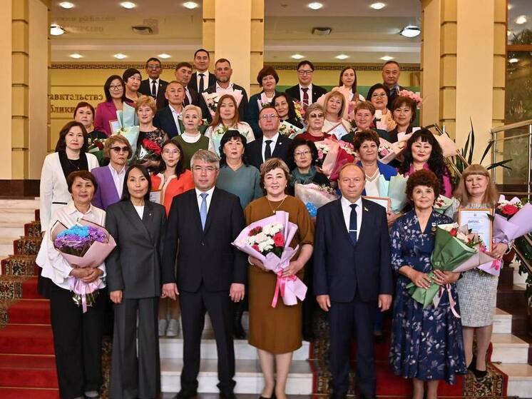 Лучшие педагоги Бурятии получили награды в преддверии профессионального праздника